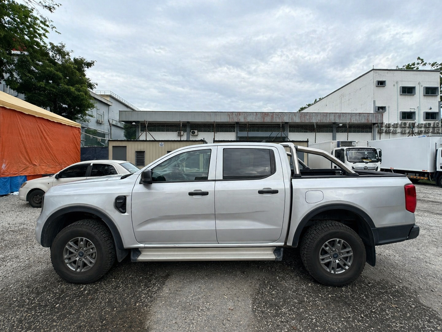 Lorry before sticker — bare body, no branding
